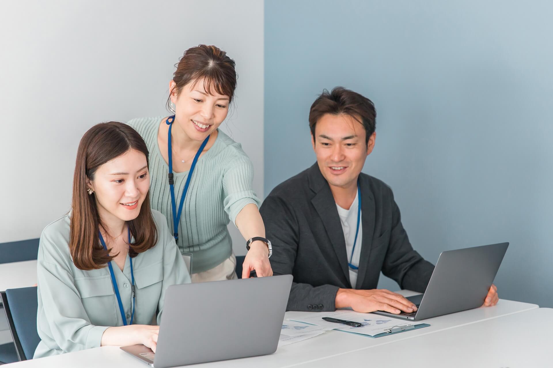 新人教育をする女性上司