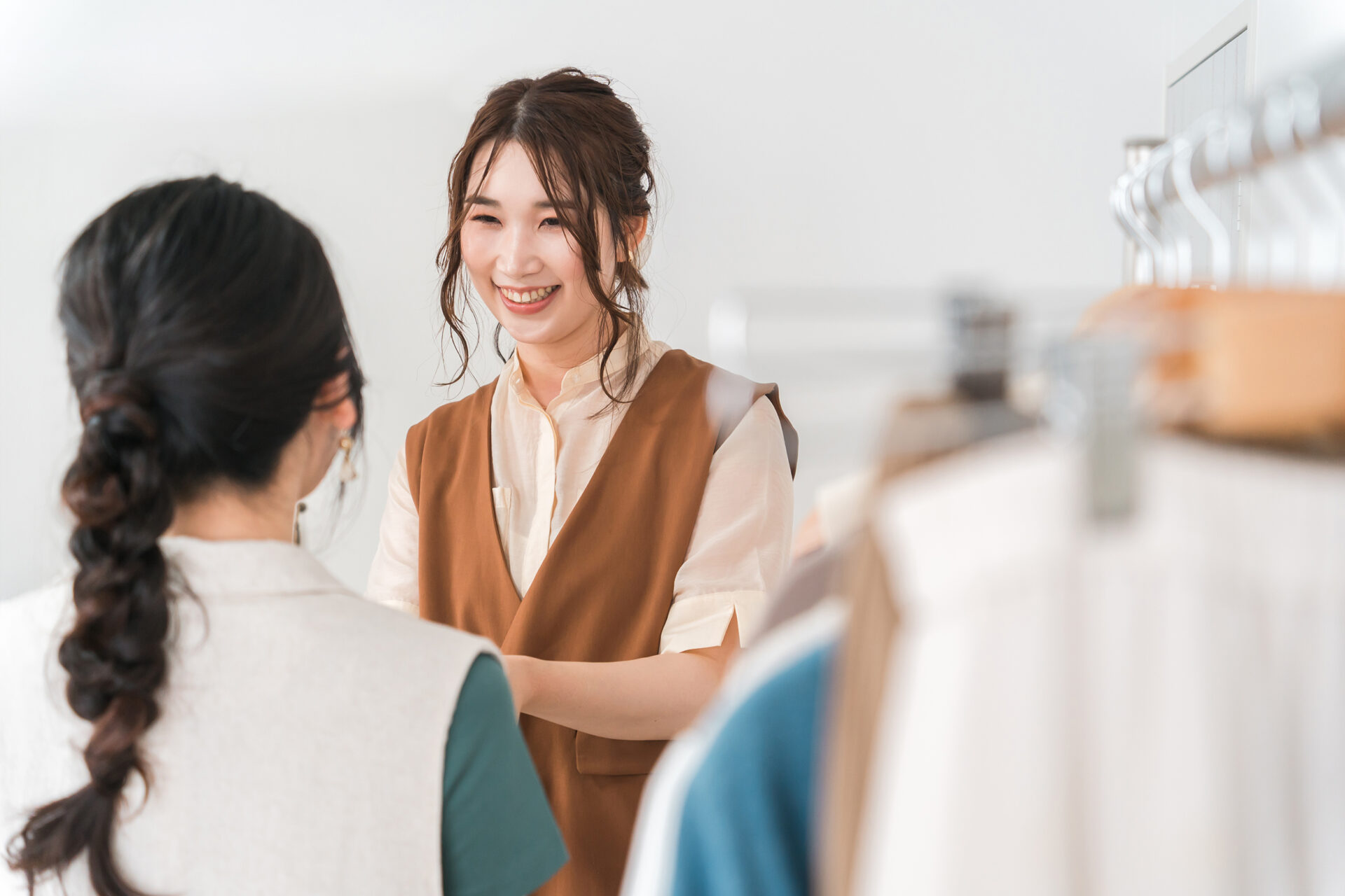 接客中のアパレル店員