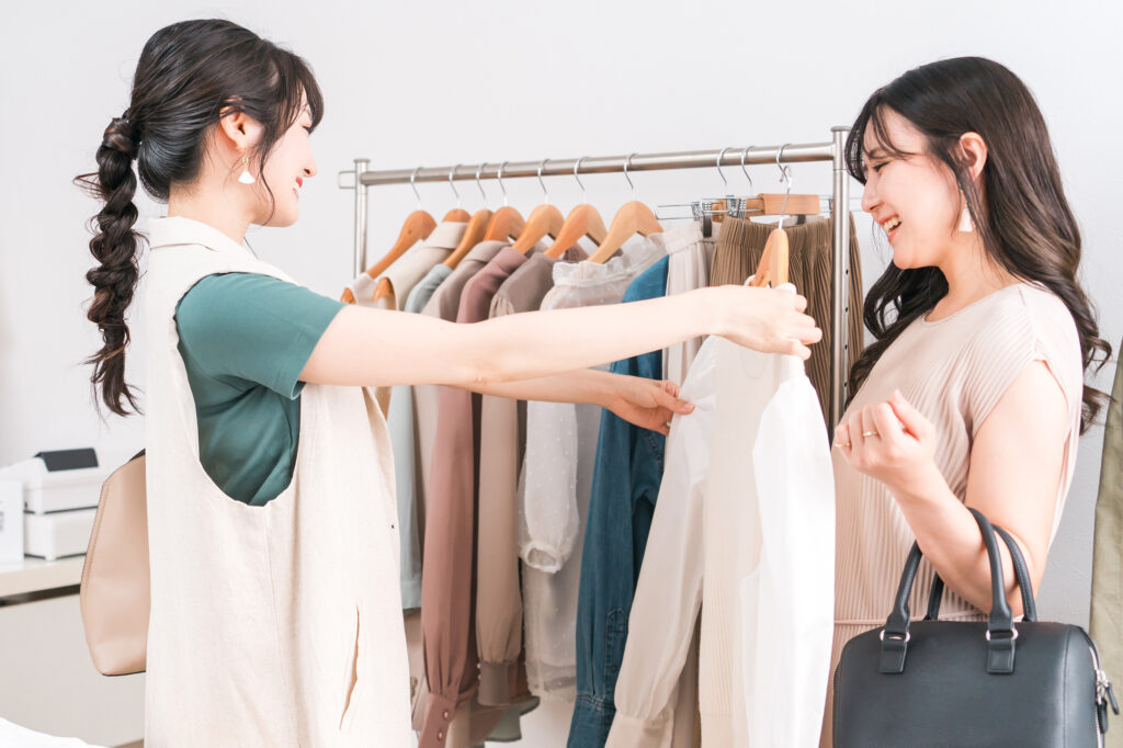 接客中のアパレル店員と客
