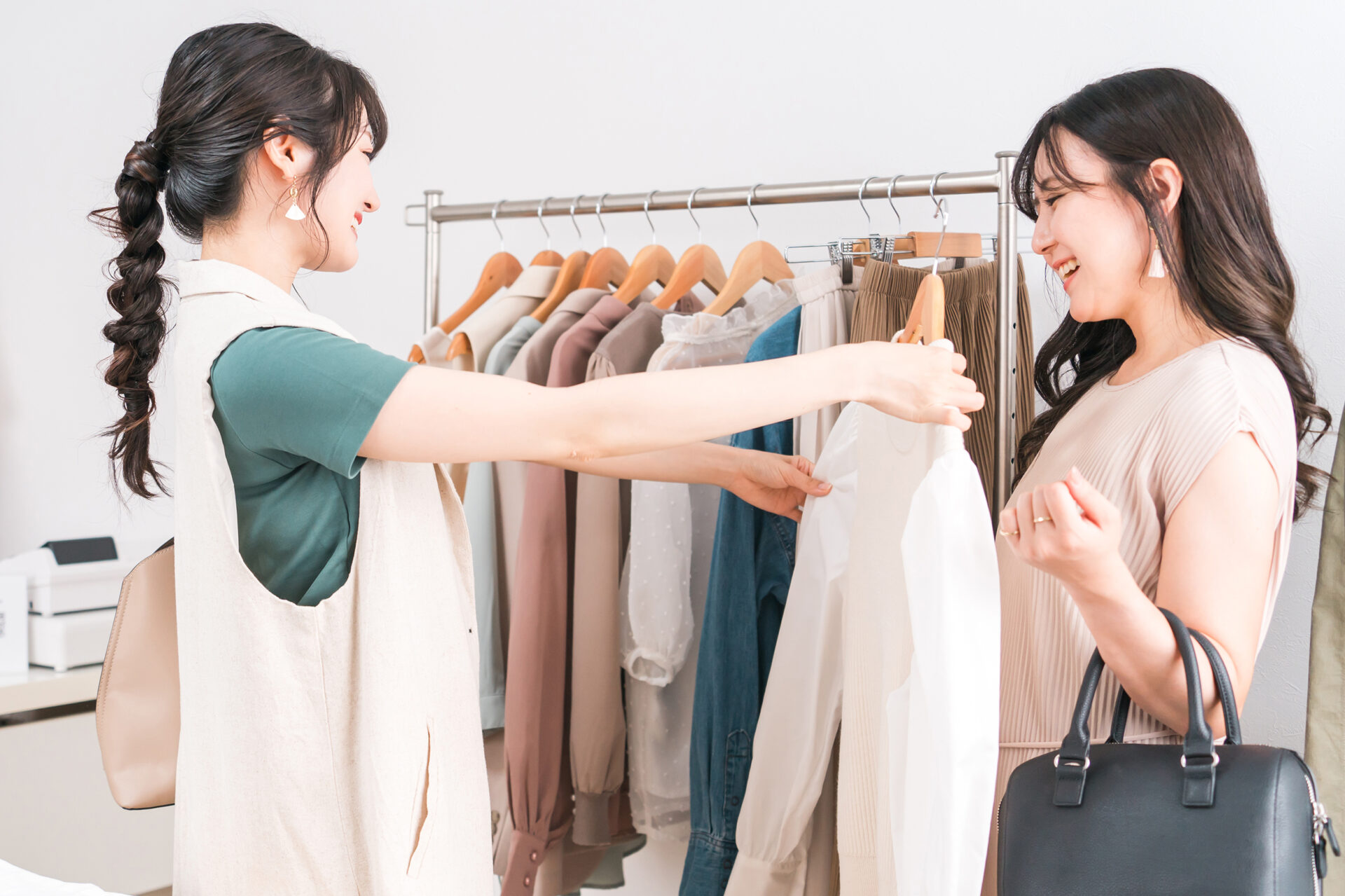 接客中のアパレル店員と客