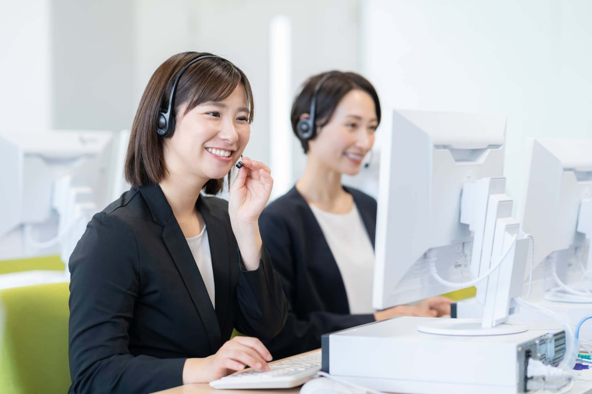 コールセンターの女性オペレーター