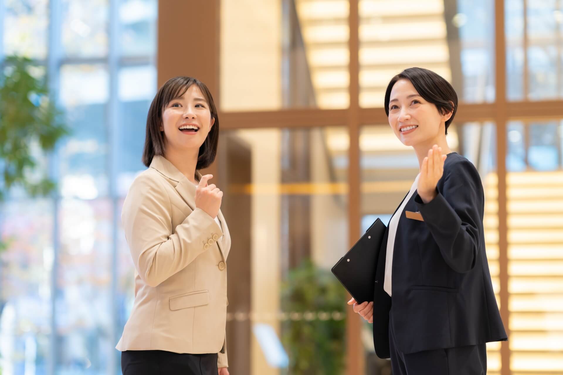 ホテルで案内をする女性スタッフ