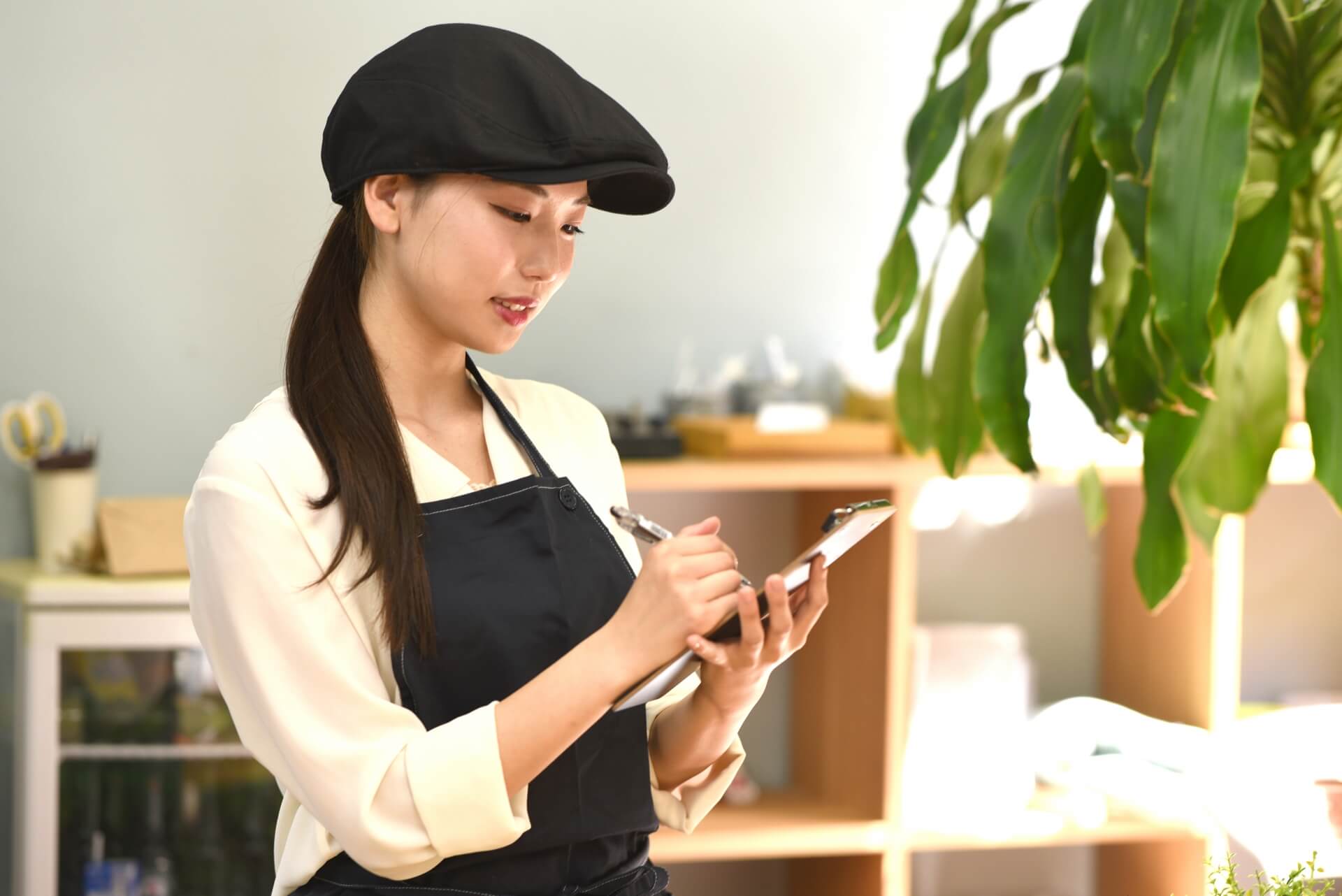 注文を取る接客スタッフ